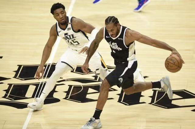  那不勒斯主场灯光故障，比赛中断引发争议  