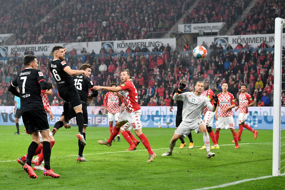  弗赖堡定位球战术奏效，头槌破门击溃强敌防线